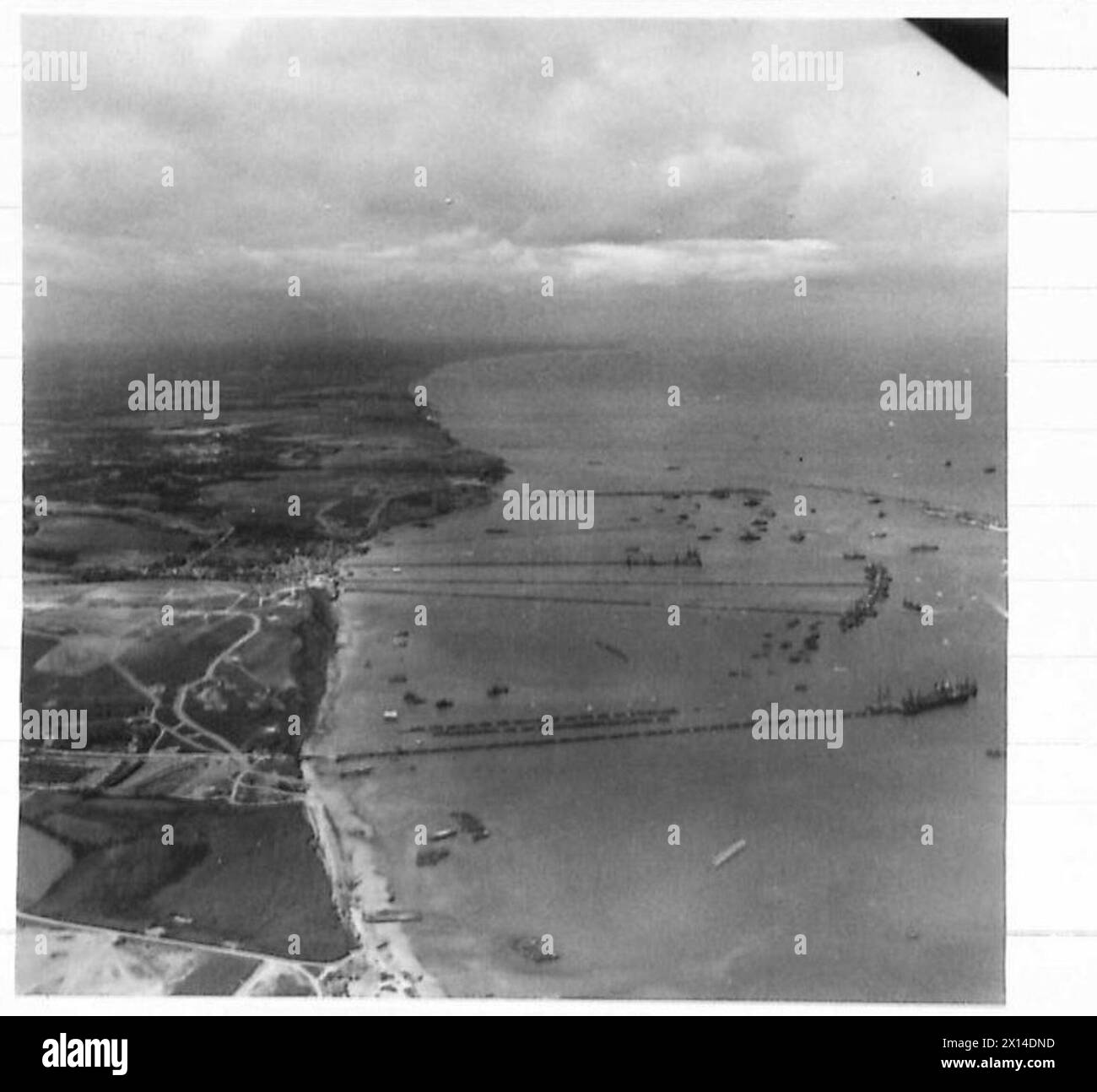 THE BRITISH ARMY IN NORTH-WEST EUROPE 1944-1946 - Aerial photographs of Mulberry B arromanches , British Army, 21st Army Group Stock Photo