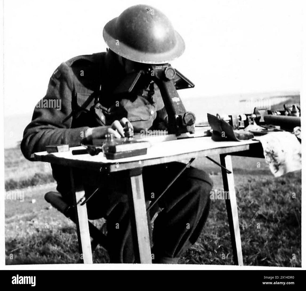 MOBILE MAP MAKING UNIT - Fixing heights from aerial photographs by means of parallax readings in a field stereoscope British Army Stock Photo