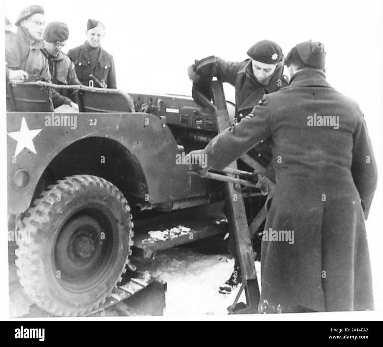 DEMONSTRATION 'AIRBORNE' SALISBURY - A jeep on the ground after being dropped by parachute. Officers are examining it and the platform it is resting on British Army Stock Photo