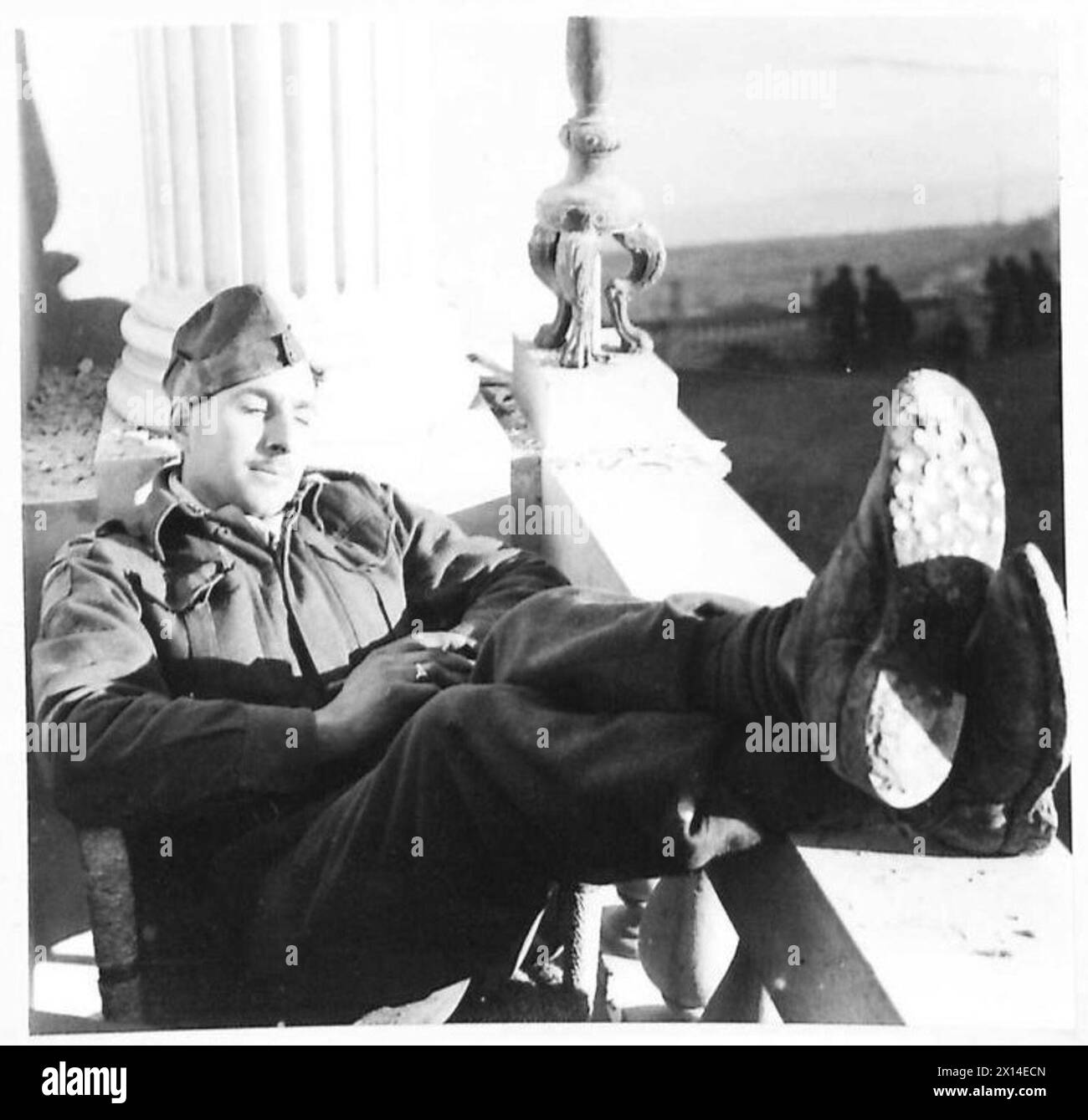 THE BRITISH ARMY IN NORTH AFRICA, SICILY, ITALY, THE BALKANS AND AUSTRIA 1942-1946 - Pte. R. Osborne of the 49 Edmonton Regiment, the Loyals Regiment, taking life easy as he sits back on the balcony of the Teatro Vittoria in Ortona listening to the band of the 1st Canadian Infantry British Army Stock Photo
