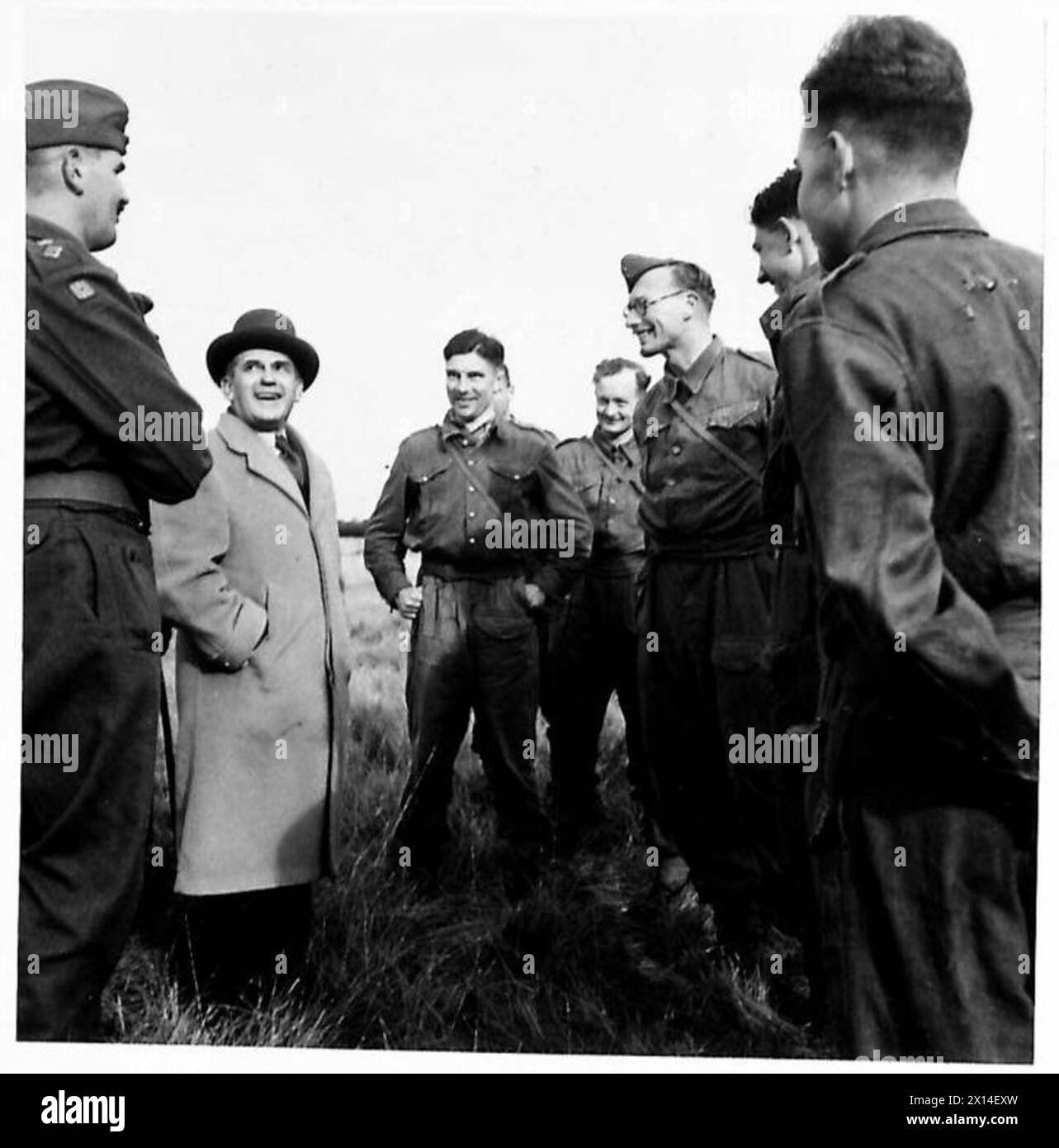 SENOR EMILIO DELBOY (PERU) VISITS A BATTLE SCHOOL IN EASTERN COMMAND - Senor Delboy chatting to officers who are taking the course British Army Stock Photo