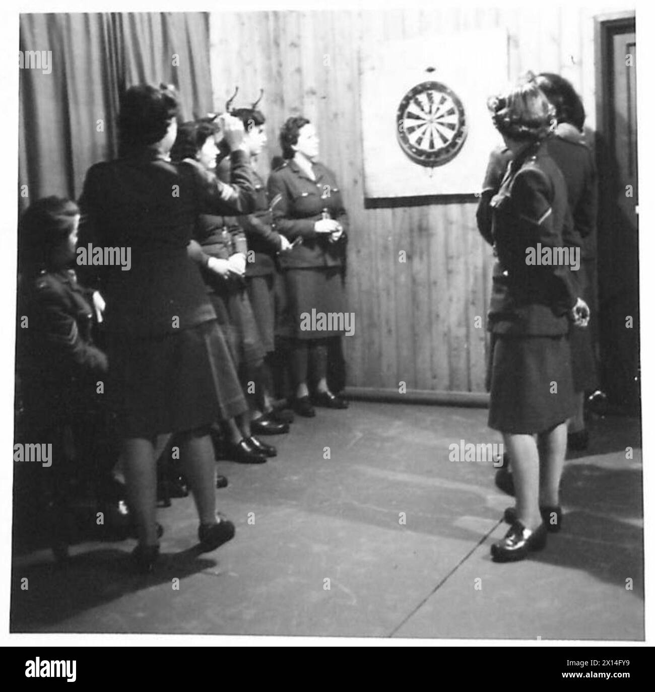 ATS SCHOOL OF COOKERY - A darts game in progress in the Mess British Army Stock Photo