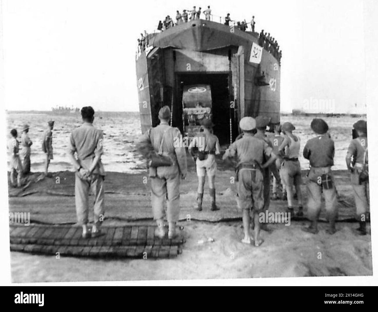 INVASION : SUEZ TO SICILY - Discharging M.T. from landing craft British Army Stock Photo