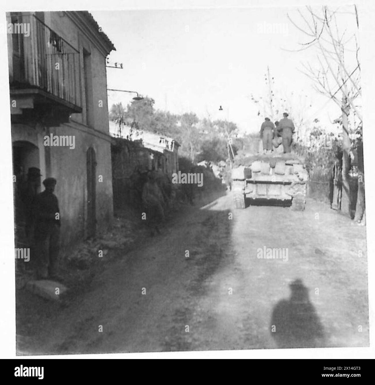 ITALY : EIGHTH ARMYHOLDING THE SANGRO BRIDGEHEAD - Shorman tanks passing through Paglieta British Army Stock Photo