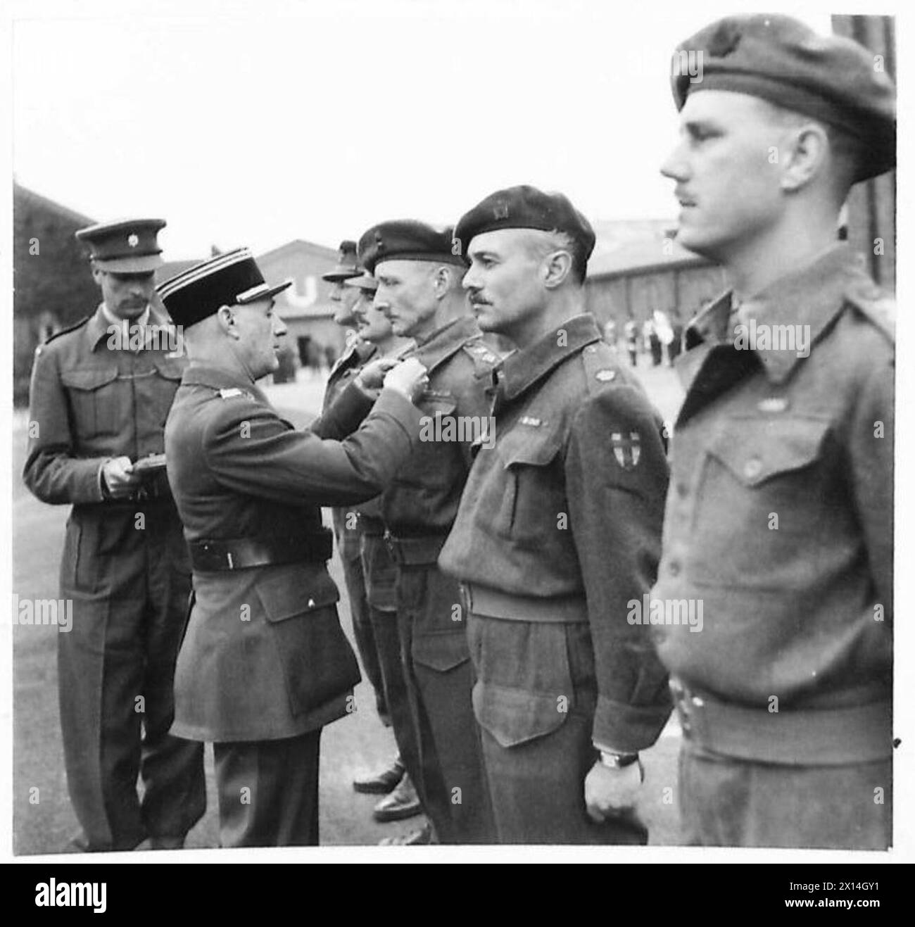 PRESENTATION OF CROIX PE GUERRE [613 REGT. R.A. , 37 R.H.U.] - 8144 Lieutenant Colonel R.W. McLeod of the 46th Rft H.U.receives the Croix de Guerre from Colonel H. Troullier British Army, 21st Army Group Stock Photo