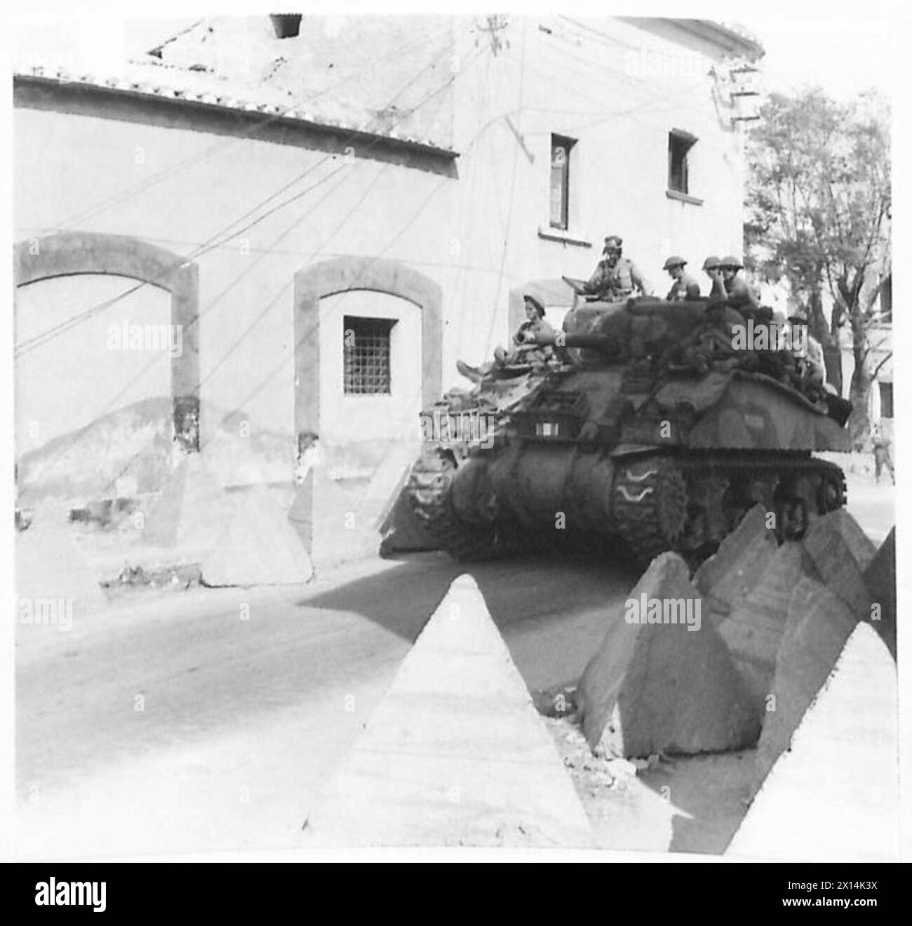 SALERNO : BRITISH TROOPS ENTER THE TOWN : FIFTH ARMY - A Sherman tank passing through some of the road blocks on the outskirts of Salerno British Army Stock Photo