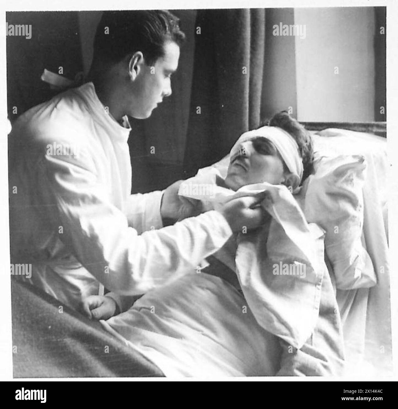 Medical student 'Victor,' acting as a supernumerary orderly, shaves Private Spinney on the Italian front line with the Eighth Army. Stock Photo