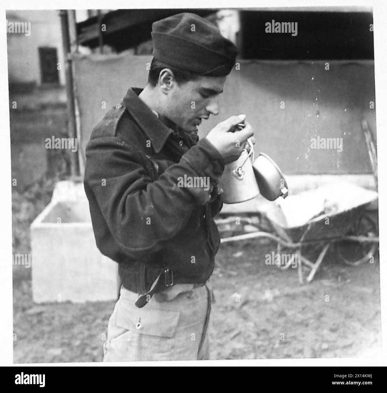 EIGHTH ARMY : ITALIAN PIONEER LABOUR COMPANY - An Italian pioneer with his ration of tomato soup, issued with the midday 'tiffin' British Army Stock Photo