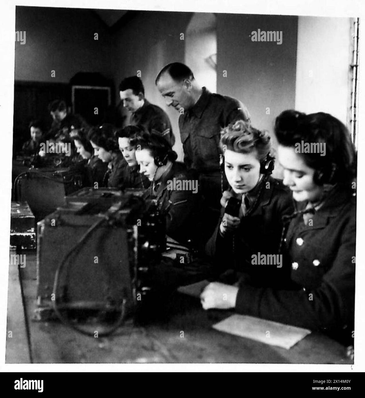 ATS SIGNAL SCHOOL IN SCOTLAND - Wireless transmitting classroom, with Royal Corps of Signals instructors British Army Stock Photo