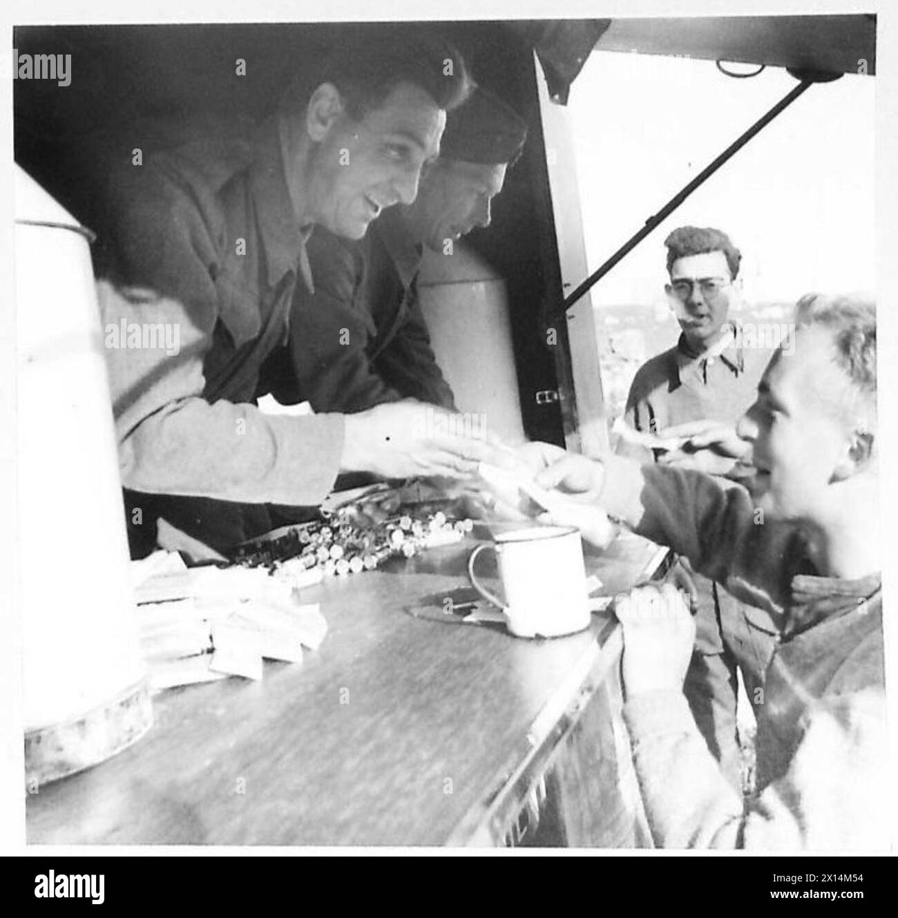ITALY : EIGHTH ARMY - A NAAFI refreshment van which visited the batteries on this gun site supplying the men with tea, cigarettes, chocolate, etc. This is the most forward position supplied by a refreshement van in this area British Army Stock Photo