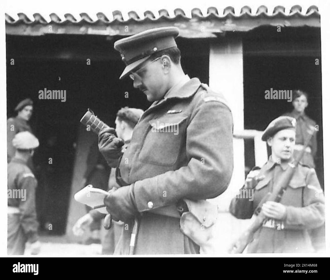 GREECE : ELAS SURRENDER ARMS - Major J.H. Draper of Kensington, London, inspects a home-made ELAS greande - one of the many handed in British Army Stock Photo