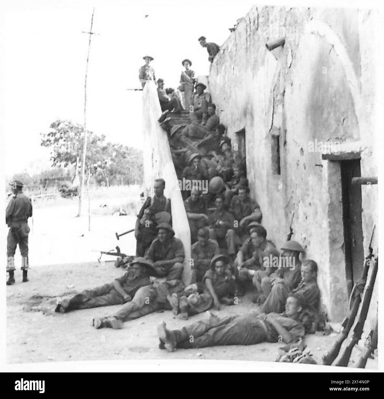 INVASION OF ITALY : NAPLES AREA FIFTH ARMY LANDS IN SALERNO BAY - Infantrymen resting on the steps of a farmhouse which they had previously assaulted British Army Stock Photo
