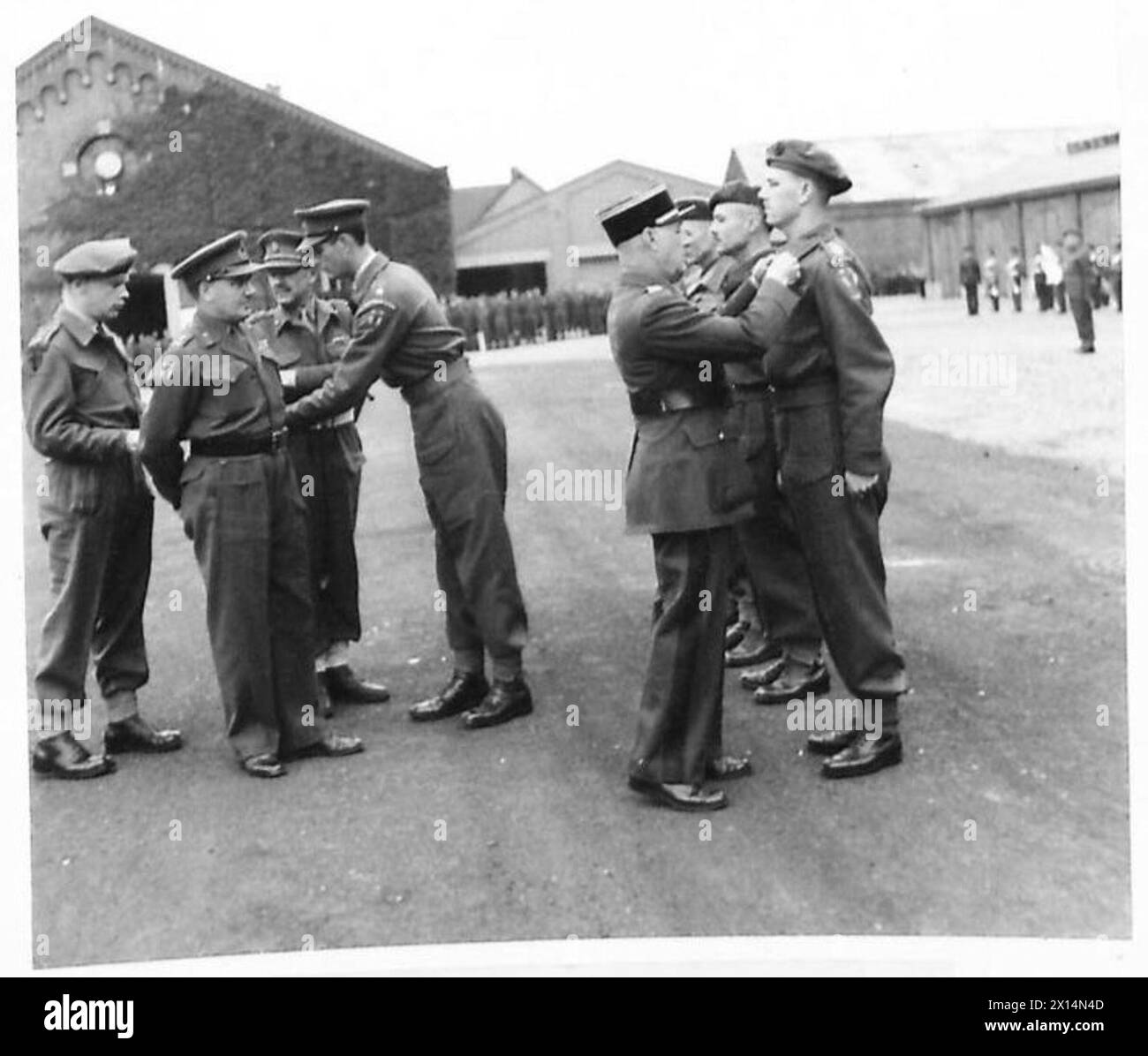 PRESENTATION OF CROIX PE GUERRE [613 REGT. R.A. , 37 R.H.U.] - 198821 Captain H. Johnstone of H.5 L of C Sub-Area receives the Croix de Guerre from Colonel H. Troullier British Army, 21st Army Group Stock Photo