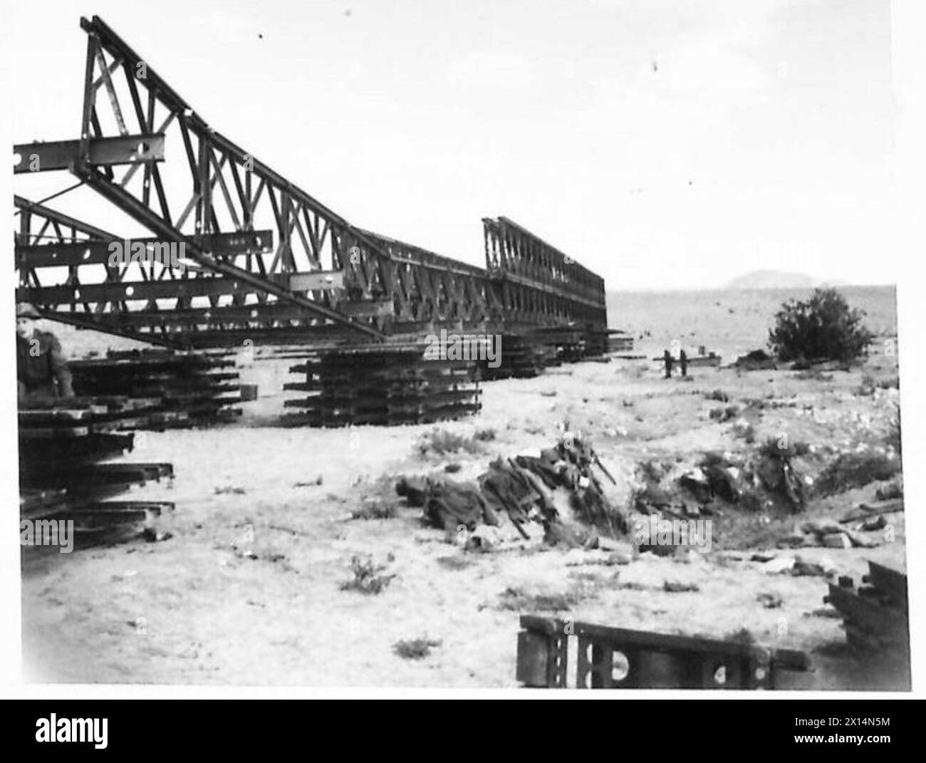 THE BRITISH ARMY IN THE TUNISIA CAMPAIGN, NOVEMBER 1942-MAY 1943 - General view of an almost completed Bailey Bridge (130 feet in length) across the Medjerda River at Medjez el Bab, 2 January 1943. It was erected by the 8th Field Squadron RE of the 6th Armoured Division British Army, British Army, 1st Army, British Army, 6th Armoured Division, British Army, Royal Engineers Stock Photo