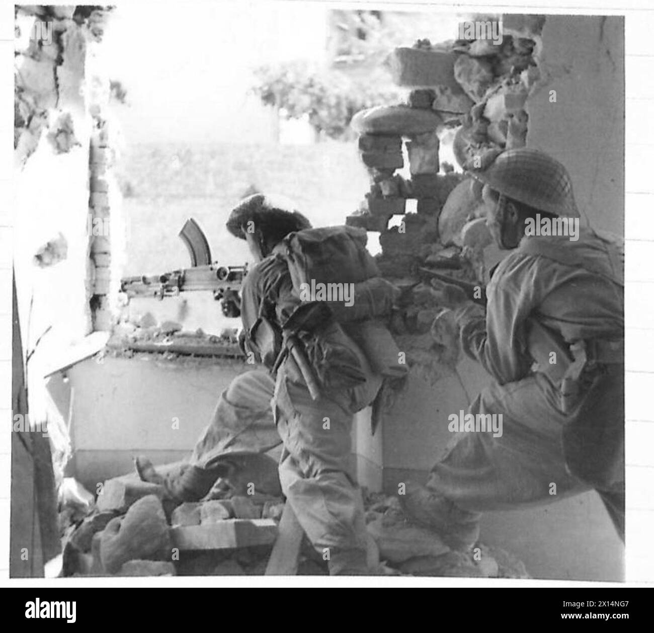 EIGHTH ARMY : CAPTURE OF TAVOLETO - A Bren gunner watched out from his window British Army Stock Photo