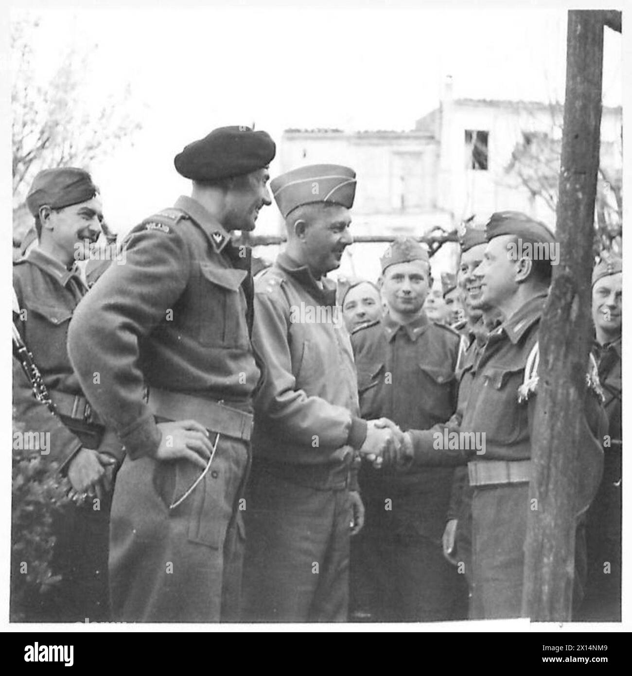 ALLIED ARMIES IN THE ITALIAN CAMPAIGN, 1943-1945 - General Jacob Devers, the Deputy Supreme Allied Commander of the Mediterranean Theatre, shaking hands with the 2nd Polish Corps military band during one of his frequent visit to various units of the Allied Forces. General Władysław Anders, the CO of the 2nd Corps, is on his right, smiling American Army, Polish Army, Polish Armed Forces in the West, Polish Corps, II, 8th Army, Devers, Jacob Loucks, Anders, Władysław Stock Photo