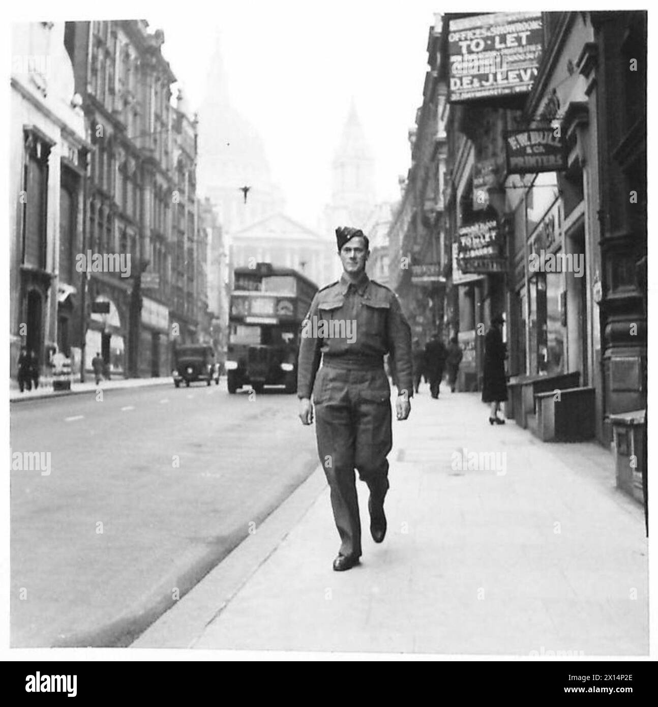 SERGEANT MAIL, DCM.,DESERT TANK BUSTER - Sgt. E.A. Mail DCM walking down Ludgate Hill British Army Stock Photo
