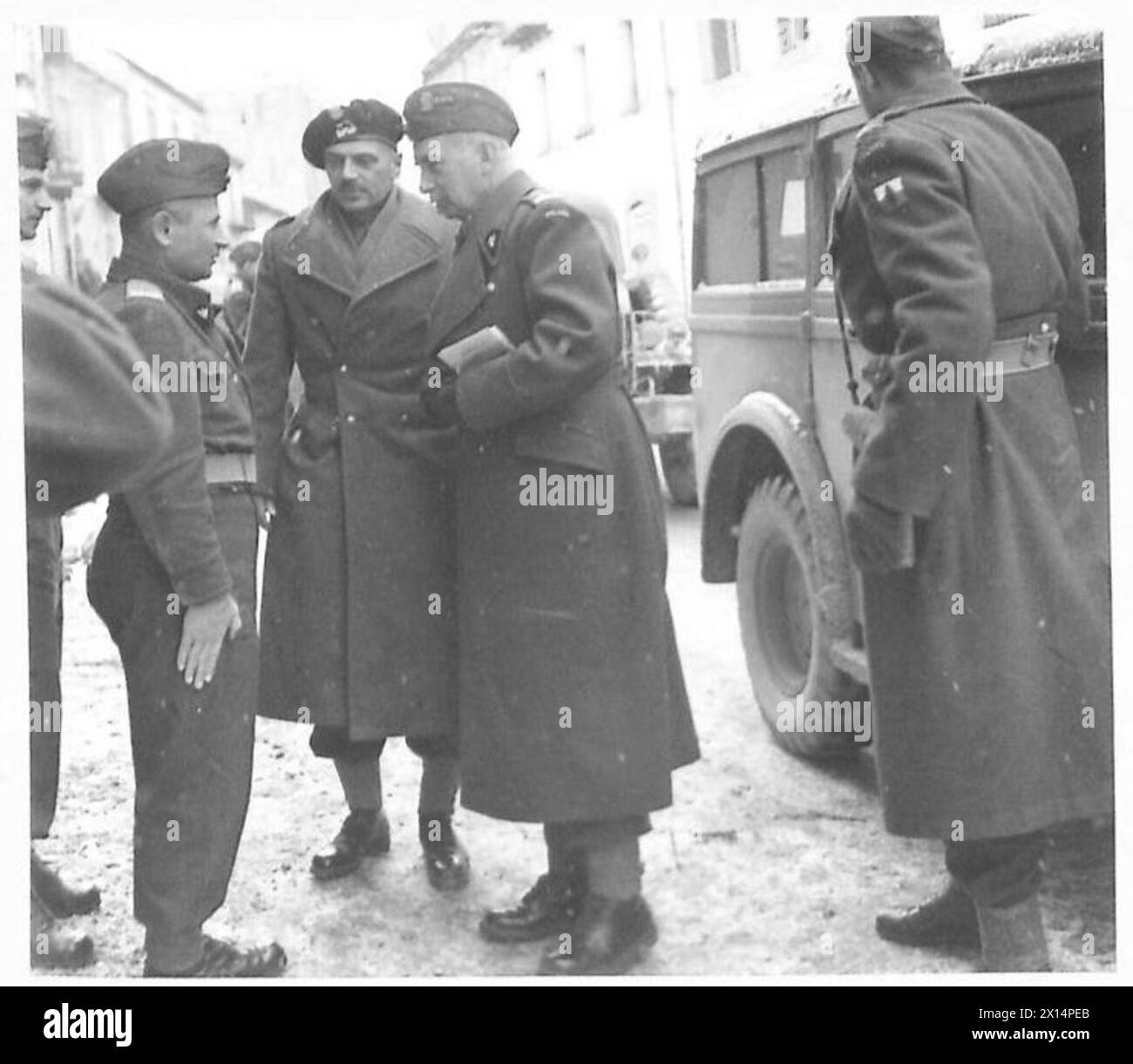 THE POLISH ARMY IN THE ITALIAN CAMPAIGN, 1943-1945 - General Kazimierz Sosnkowski, the C-in-C of the Polish Armed Forces, arriving at the 3rd Carpathian Rifles Division HQ (2nd Polish Corps) at Carpinone, 28/29 March 1944. He is greeted by General Bolesław Duch, the Commander of the Division, and accompanied by General Władysław Anders, the Commander of the 2nd Polish Corps Polish Army, Polish Armed Forces in the West, Polish Corps, II, Polish Armed Forces in the West, Carpathian Rifles Divisior, 3, 8th Army, Sosnkowski, Kazimierz, Duch, Bolesław Bronisław, Anders, Władysław Stock Photo