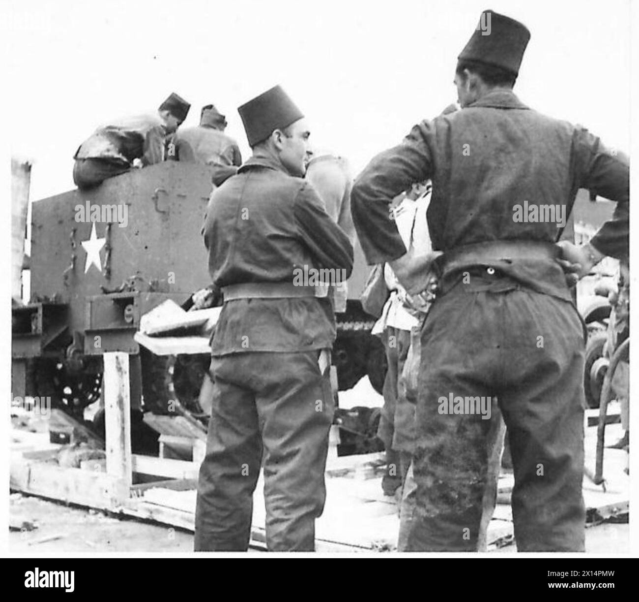 LEASE-LEND SUPPLIES FOR THE FRENCH ARMY IN NORTH AFRICA - American half-track vehicle being assembled British Army Stock Photo