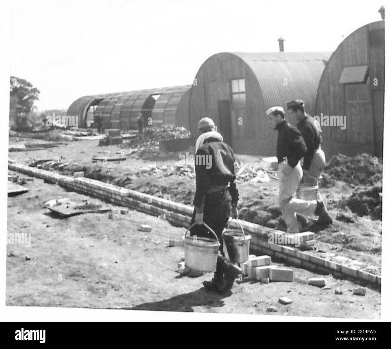 ITALIAN PRISONER OF WAR CAMP Italian prisoners unloading ballast , British Army Stock Photo