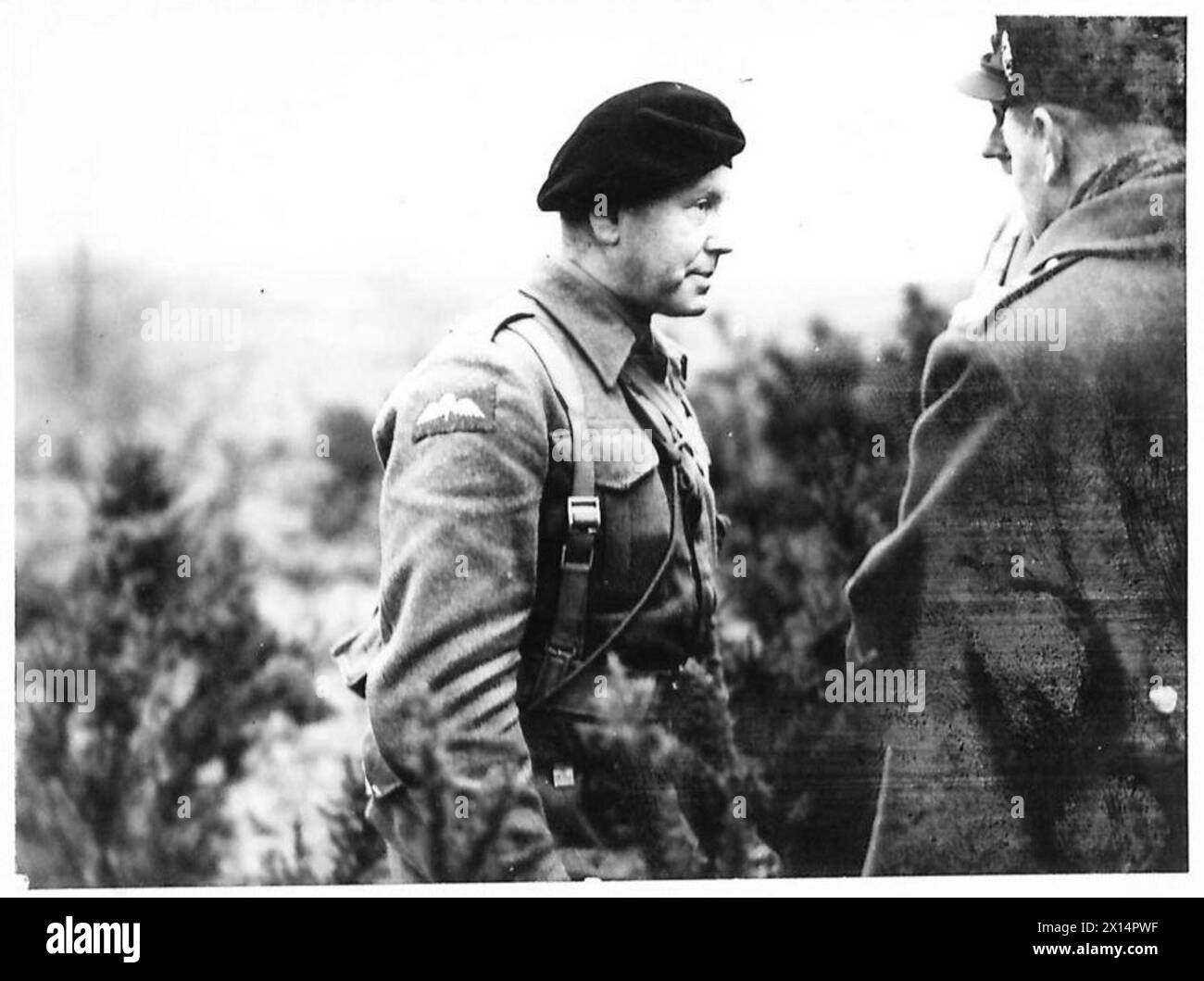 PARACHURCH TROOPS AND GLIDER TOWING - One of the parachute officers showing the special badge they wear British Army Stock Photo