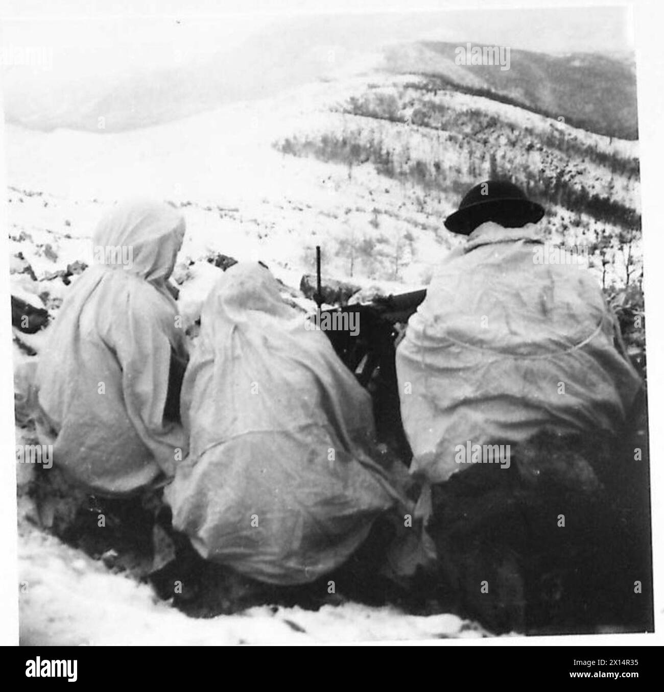 THE POLISH ARMY IN THE ITALIAN CAMPAIGN, 1943-1945 - Wearing their special snow camouflage cloaks troops of the 2nd Company, 1st Battalion, 1st Rifles Brigade (3rd Carpathian Rifles Division, 2nd Polish Corps) watching the enemy positions from one of their Vickers machine gun positions. Height 1210, north of Rionero in Vulture, 14 February 1944 Polish Army, Polish Armed Forces in the West, Polish Corps, II, Polish Armed Forces in the West, Carpathian Rifles Divisior, 3, Polish Armed Forces in the West, Carpathian Rifles Bde, 1 Stock Photo