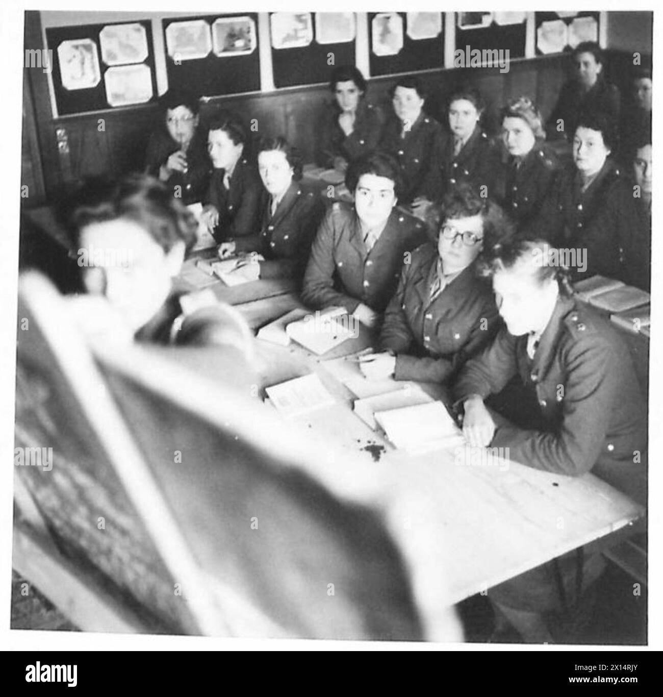 TRAINING SCHOOL FOR ATS CLERKS - The instructor gives a blackboard demonstration dyring a lecture on Army Regulation and mauals British Army Stock Photo