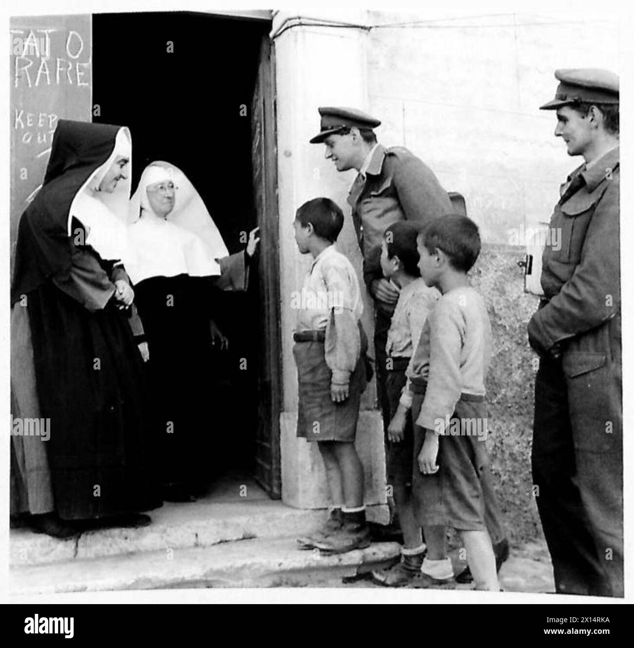 THE BRITISH ARMY IN NORTH AFRICA, SICILY, ITALY, THE BALKANS AND AUSTRIA 1942-1946 - The AMGOT officer and Town Mayor take the children to the local convent to leave them in the care of the nuns British Army Stock Photo