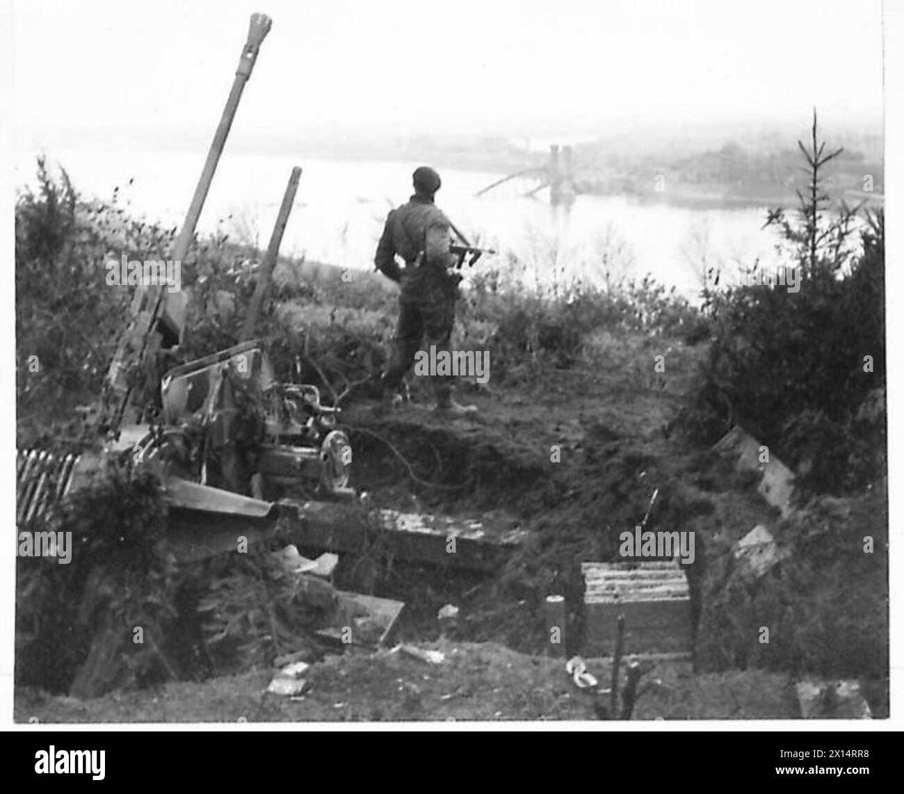 BRITISH COMMANDOS TAKE LAUENBURG [ELBE BRIDGEHEAD] - Marine Moyle of Carlton-in-Lindrick, near Worksop Noots, looks back over the Elbe which he has recently crossed British Army, 21st Army Group Stock Photo