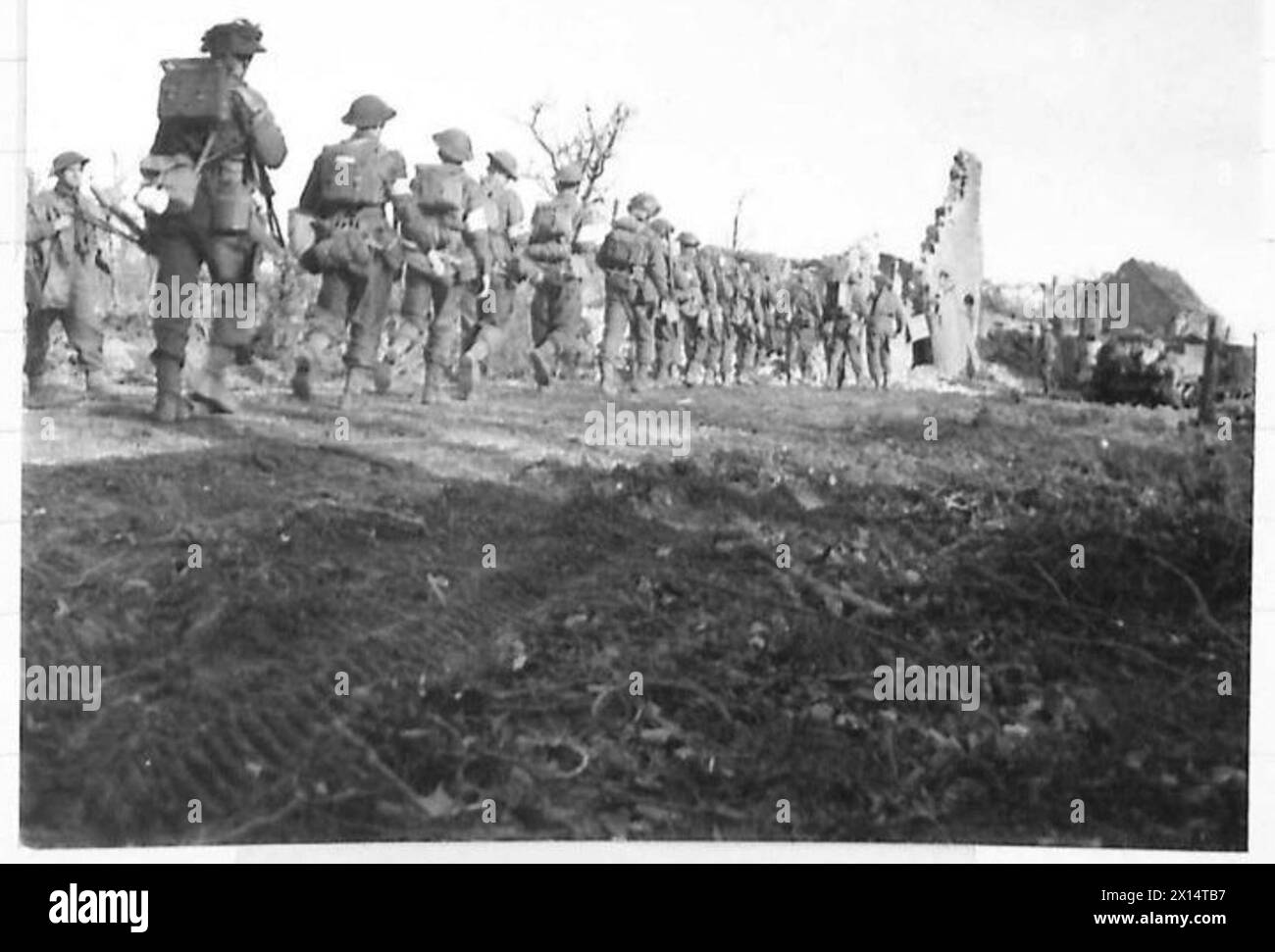 FALLS OF GEILENKIRCHEN - Infantry of the SLI Regt march into Bauchem to relieve the dorset Regt British Army, 21st Army Group Stock Photo