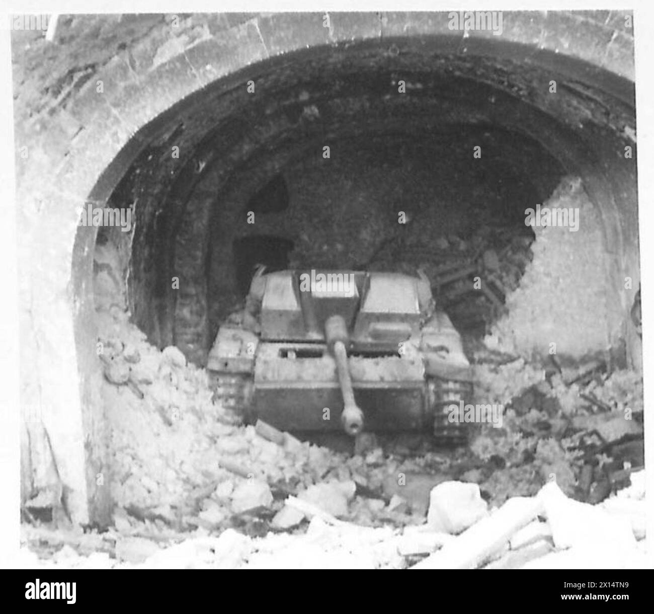 ITALY : CLEARING A ROAD THROUGH CASSINO - A burnt-out self-propelled gun in the Hotel Continental on the road to Rome British Army Stock Photo