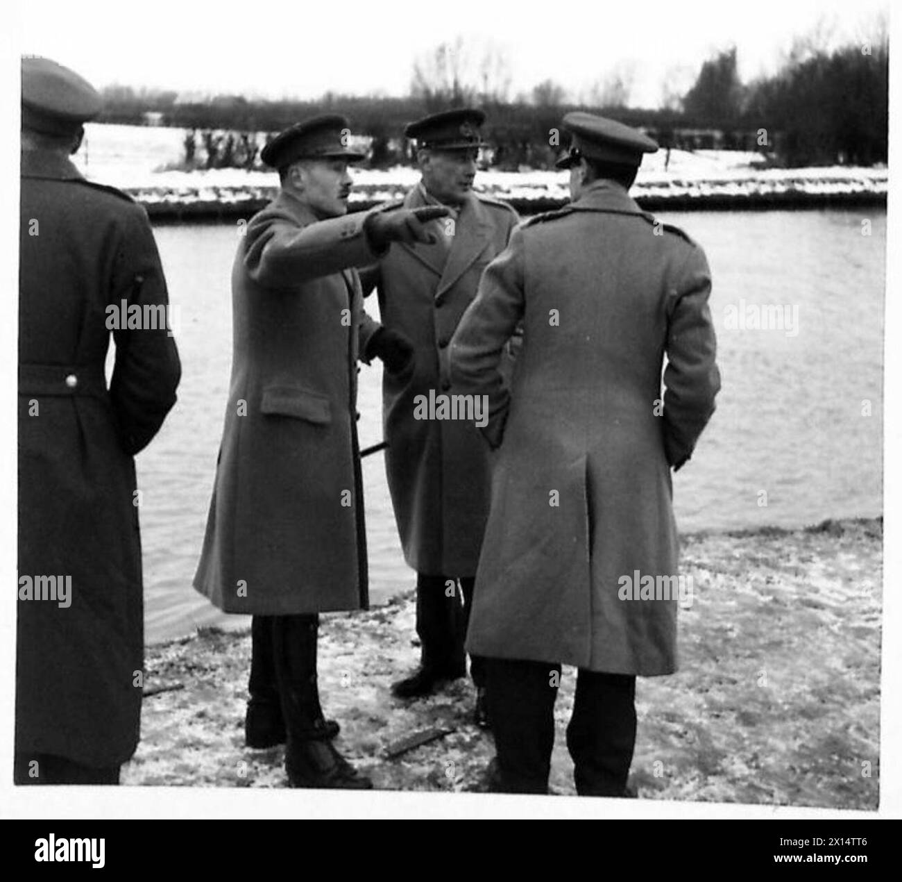 COMBINED OPERATIONS SCHOOL - Lt.Col. B.C. Davey explaining the training ...