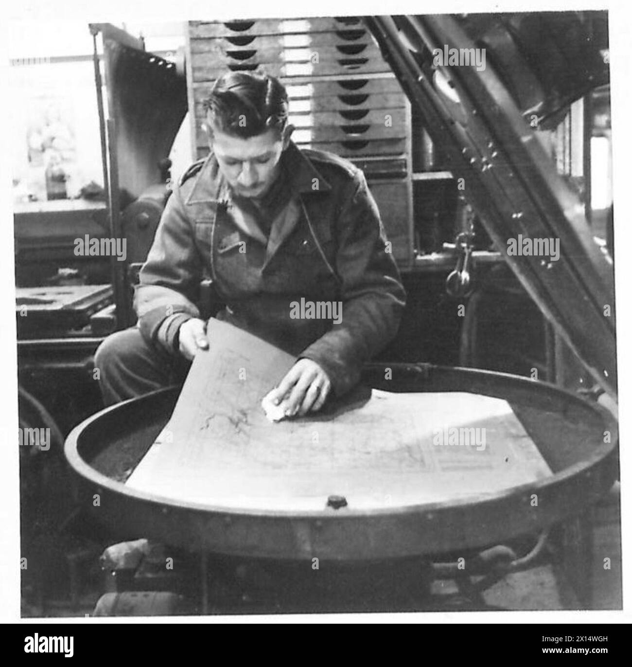 ITALY : PRODUCTION OF A DEFENCE OVERPRINT - L/Cpl. Chapman fixing the zinc plate into the whirler which develops the plate British Army Stock Photo