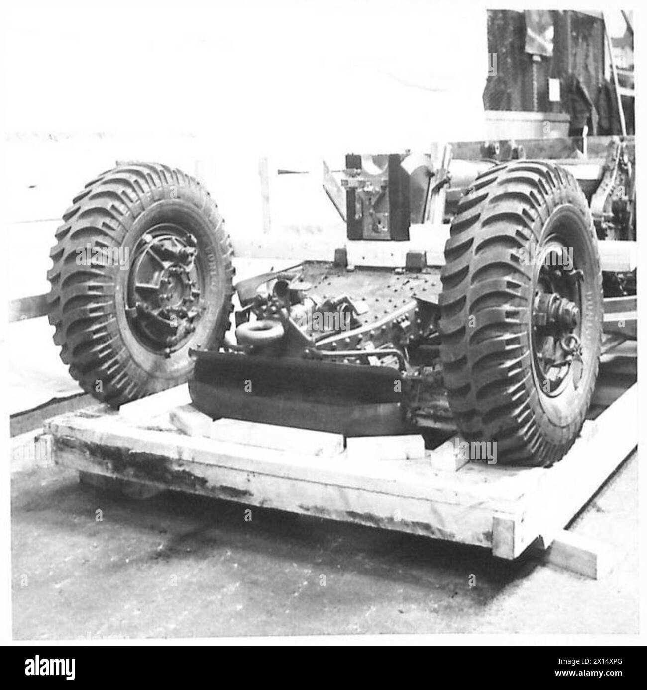 THE CRATING OF A 25POUNDER Ready for crating , British Army Stock