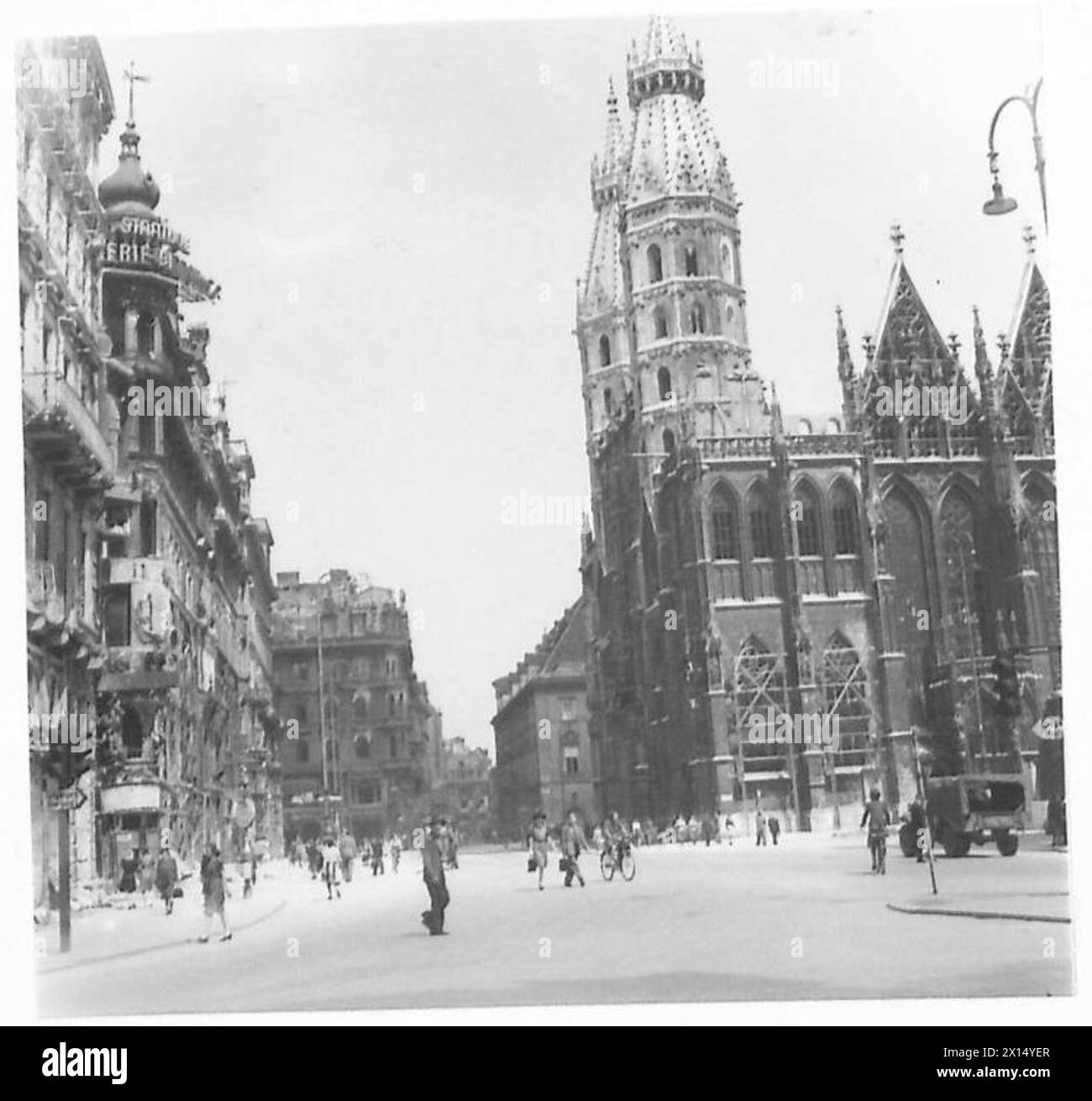 VIENNA : YESTERDAY AND TODAY - Rotenturn Strasse : On the right is Stephans Church, which is completely burned out, with only the shell remaining British Army Stock Photo