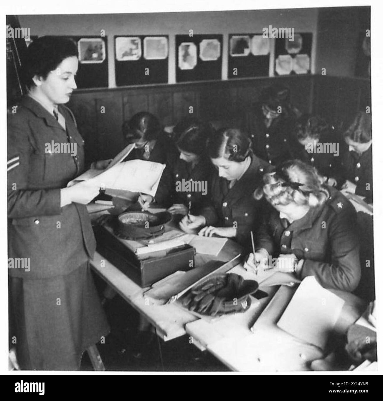 TRAINING SCHOOL FOR ATS CLERKS - Cpl. Margerite Ernst, of North London, taking a class in filing and office routine British Army Stock Photo