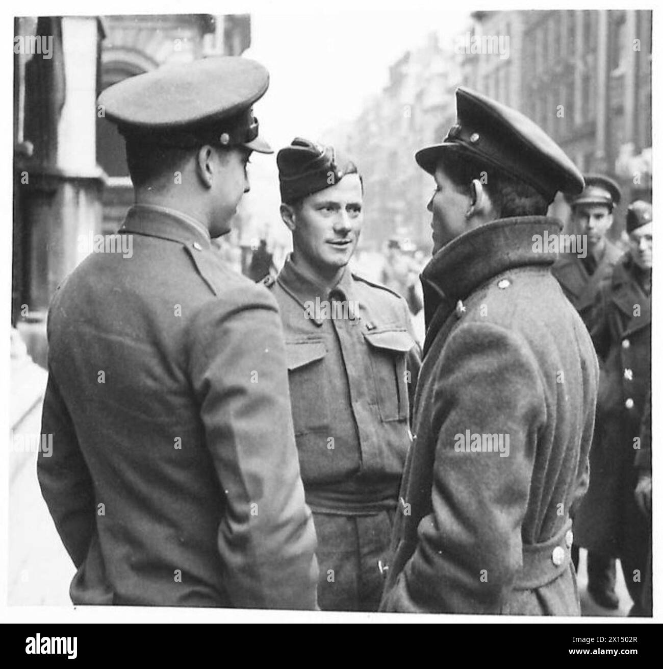 SERGEANT MAIL, DCM.,DESERT TANK BUSTER - American troops in London talking to Sgt. Mail, who gave them an account of his experiences British Army Stock Photo