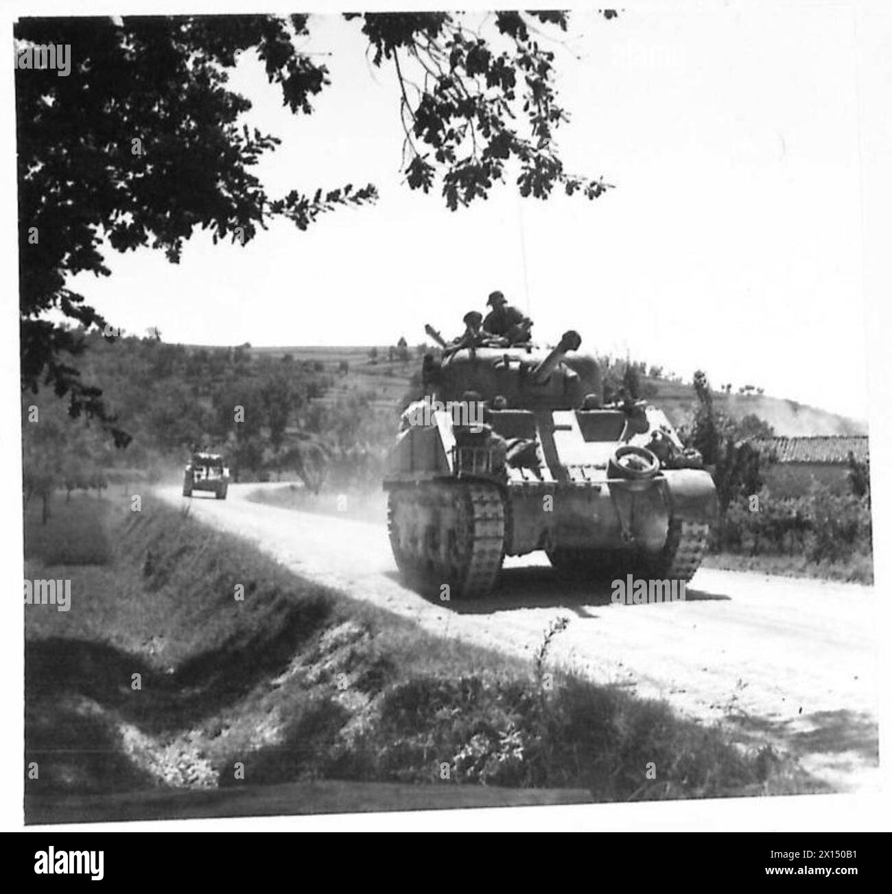 EIGHTH ARMY : VARIOUS - Sherman tanks of the 9 Armoured Brigade rear ...