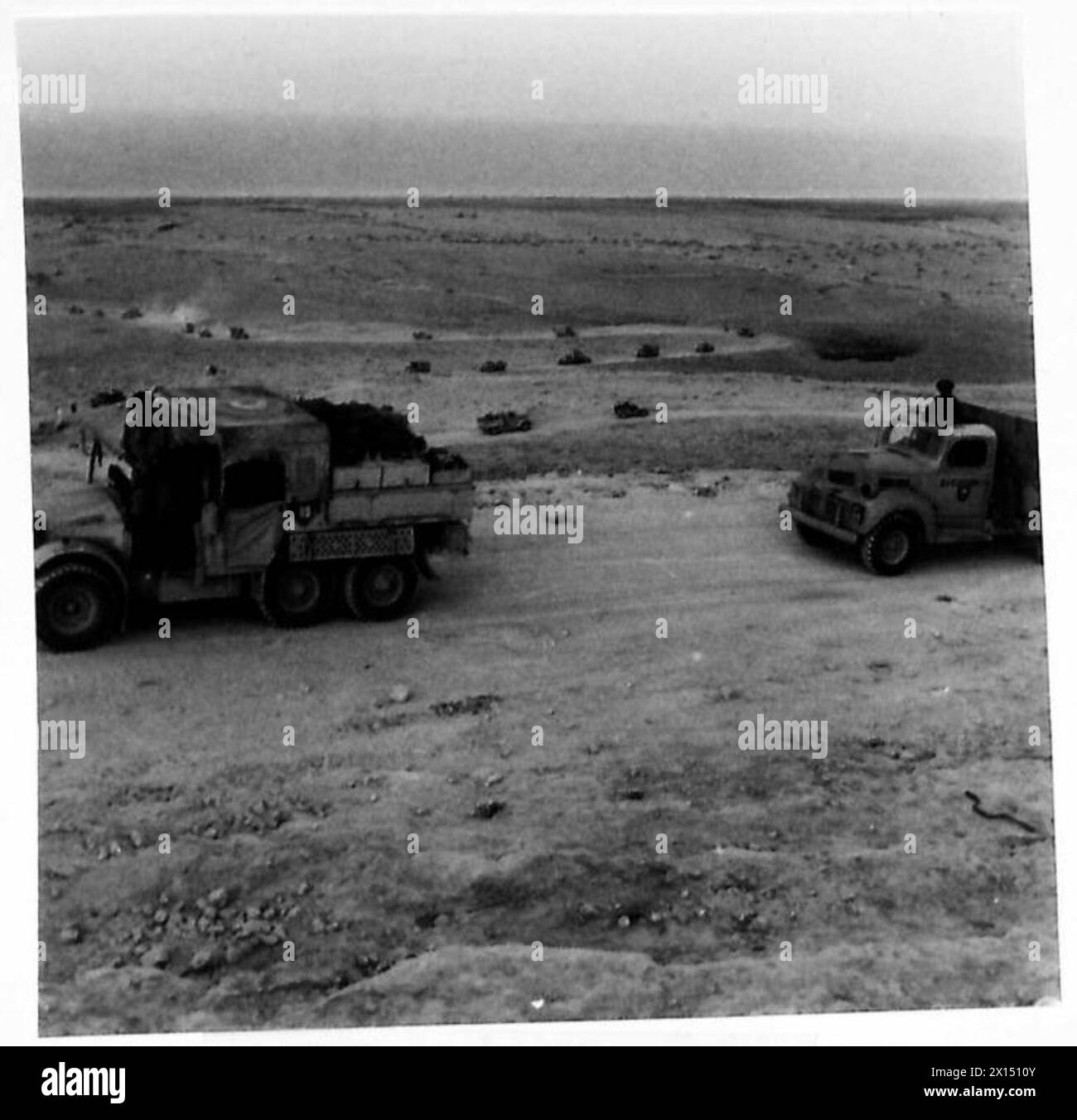 HALFAYA PASS AND SOLLUM ARE RECAPTURED - Approaching Sollum, there was heavy rain and our troops had to drive and wade through mud and water. Here is a 25-pounder gun making its way through muddy ground , Stock Photo