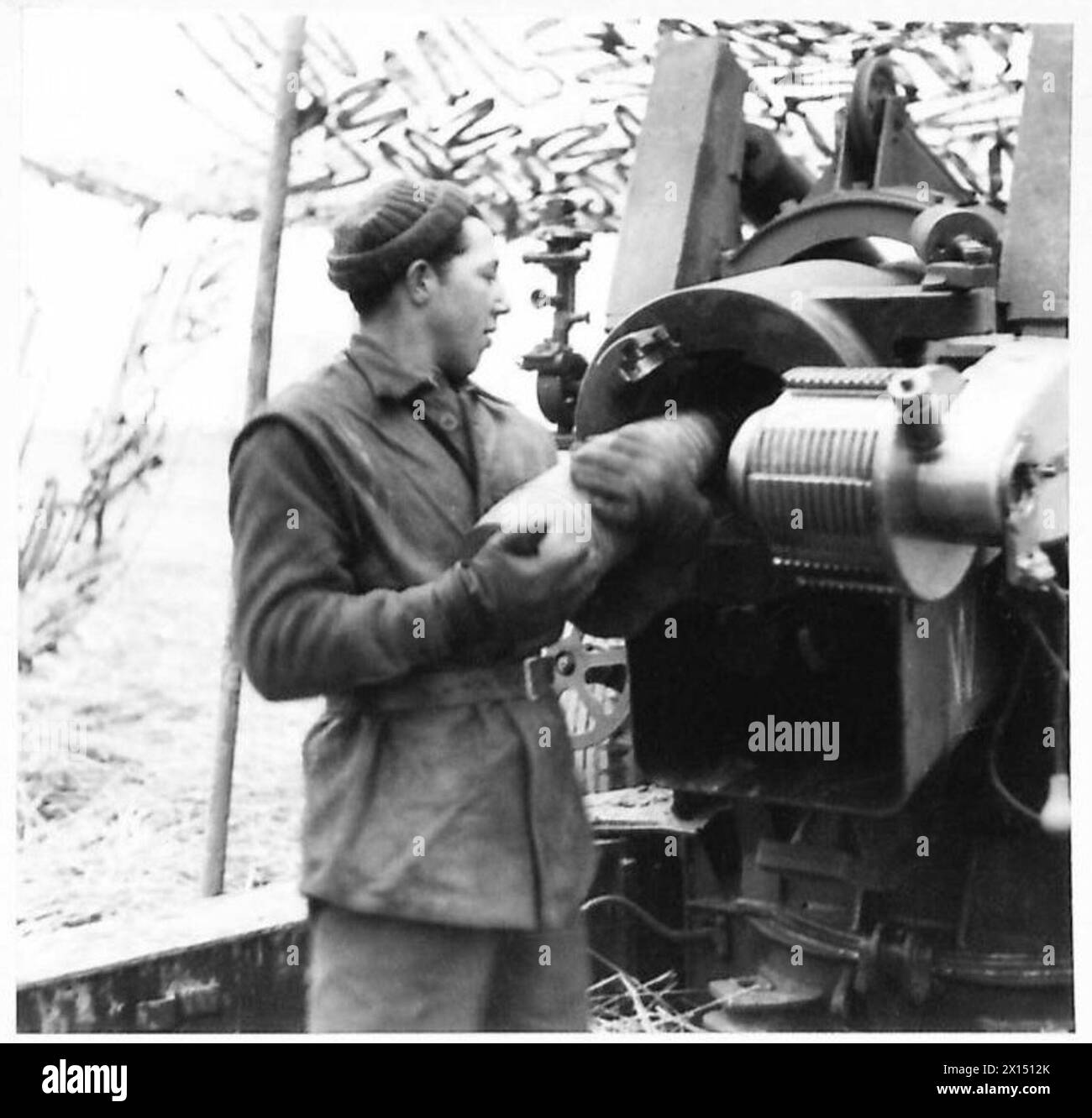 Soldiers of the Newfoundland Regiment load shells into a 155 mm gun ...