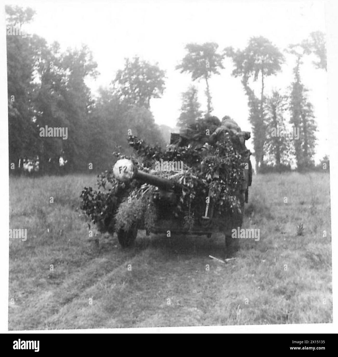 BRITISH ATTACK IN FRANCE - 17 pounder anti-tank gun moving forward British Army, 21st Army Group Stock Photo