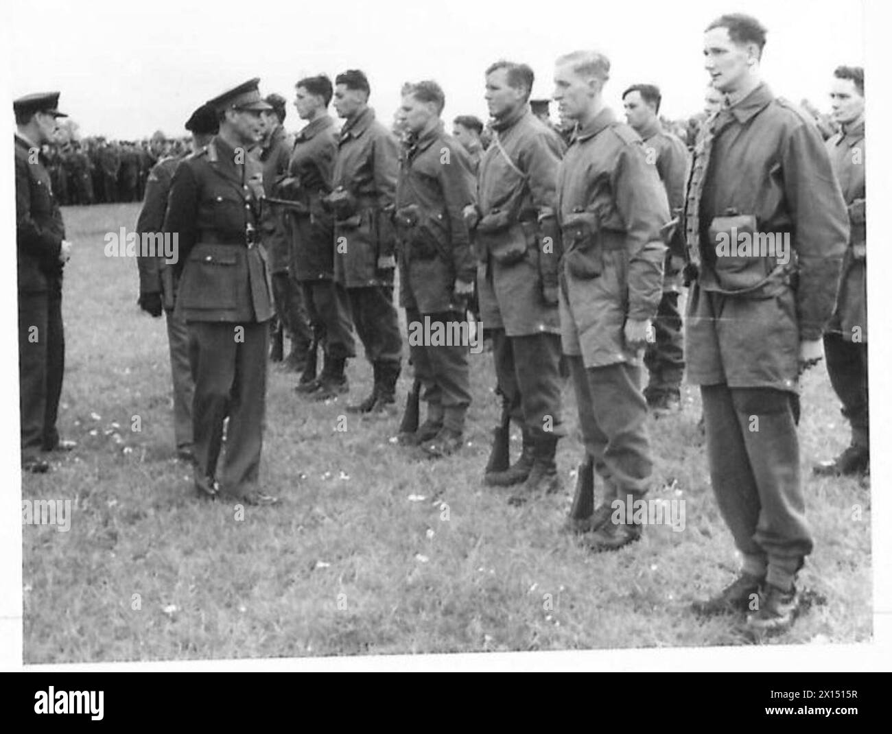 THE KING SEES PARACHUTE TROOPS IN ACTION - The King inspecting the paratroops after their drop British Army Stock Photo