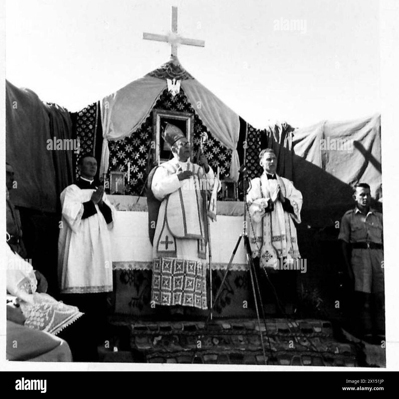 THE POLISH ARMY IN THE MIDDLE EAST, 1942-1943 - Archbishop Józef Gawlina conducting a Holy Mass in a camp of one of the units of the Polish Army in the East (future 2nd Polish Corps) around Kirkuk, during General Władysław Sikorski's official tour in Iraq Polish Army, Polish Armed Forces in the West, Polish Corps, II, Gawlina, Józef, Sikorski, Władysław Stock Photo