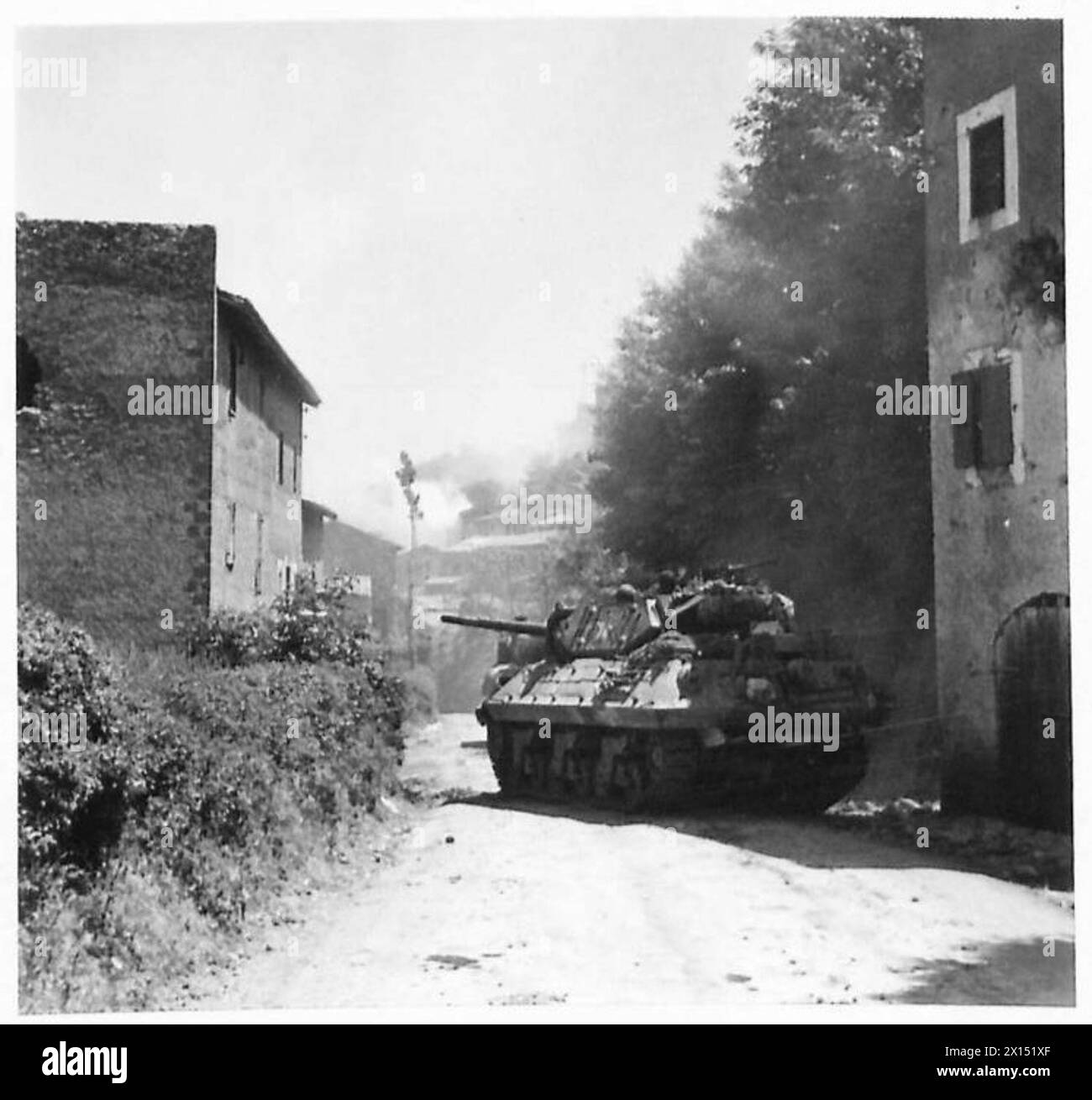 FIFTH ARMY : VARIOUS - An American tank destroyer on the outskirts of Artena, with smoke from bursting enemy shells in the background British Army Stock Photo