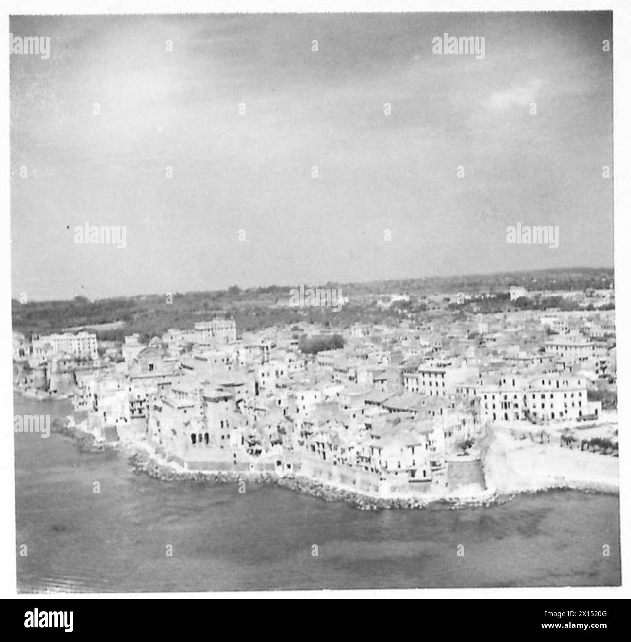 FIFTH ARMY : AERIAL SHOTS OVER THE ANZIO BRIDGEHEAD - Nettuno from the South , British Army Stock Photo