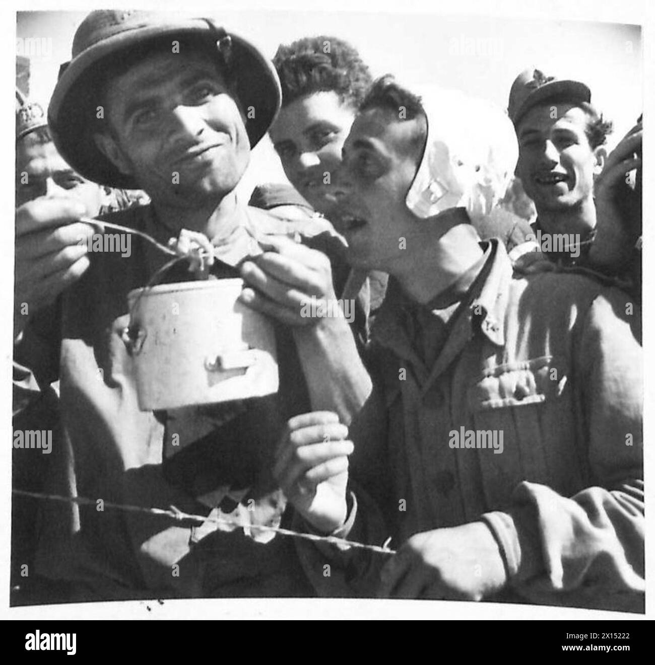 FINAL PHASES OF TUNISIA THOUSANDS OF PRISONERS - Fill the stomach of man and he's happy. An Italian prisoner making short work of his spaghetti ration in the Gromalia camp British Army Stock Photo