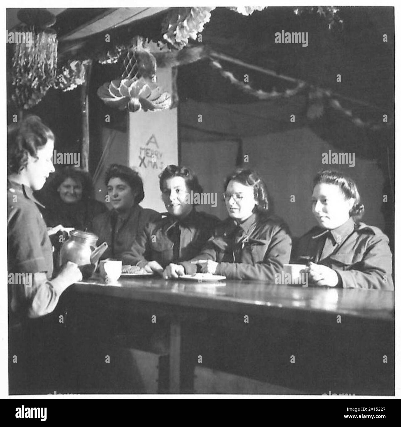 THE ACK-ACK GIRLS - Girls on duty during night, take refreshments in the NAAFI British Army Stock Photo