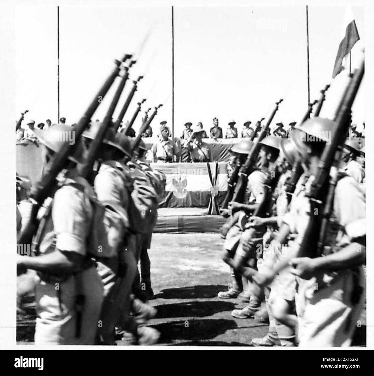 THE POLISH ARMY IN THE MIDDLE EAST, 1942-1943 - General Władysław Sikorski, the Commander-in-Chief of the Polish Armed Forces, taking the salute at the march past of the infantry battalion of the 5th Wilno Infantry Division, an unit of the Polish Army in the East (future 2nd Polish Corps) at their camp around Kirkuk. Photograph taken during General Władysław Sikorski's official tour in Iraq Polish Army, Polish Armed Forces in the West, Polish Corps, II, Polish Armed Forces in the West, Polish Army in the Soviet Union, 5th 'Wilno' Infantry Division, Sikorski, Władysław, Anders, Władysław Stock Photo