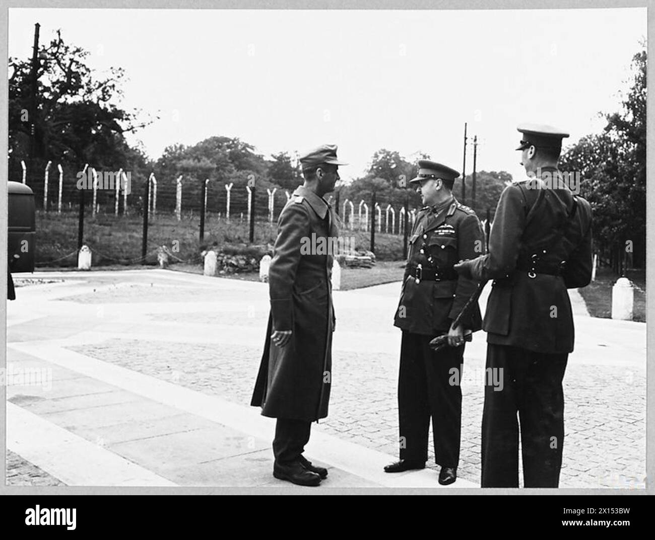 AXIS GENERALS ARRIVE IN SOUTH OF ENGLAND AS PRISONERS OF WAR. - 9958. Picture (issued 1943) shows - Colonel von Hulsen being introduced to the commandant of a prisoner of war camp by an escorting officer Royal Air Force Stock Photo
