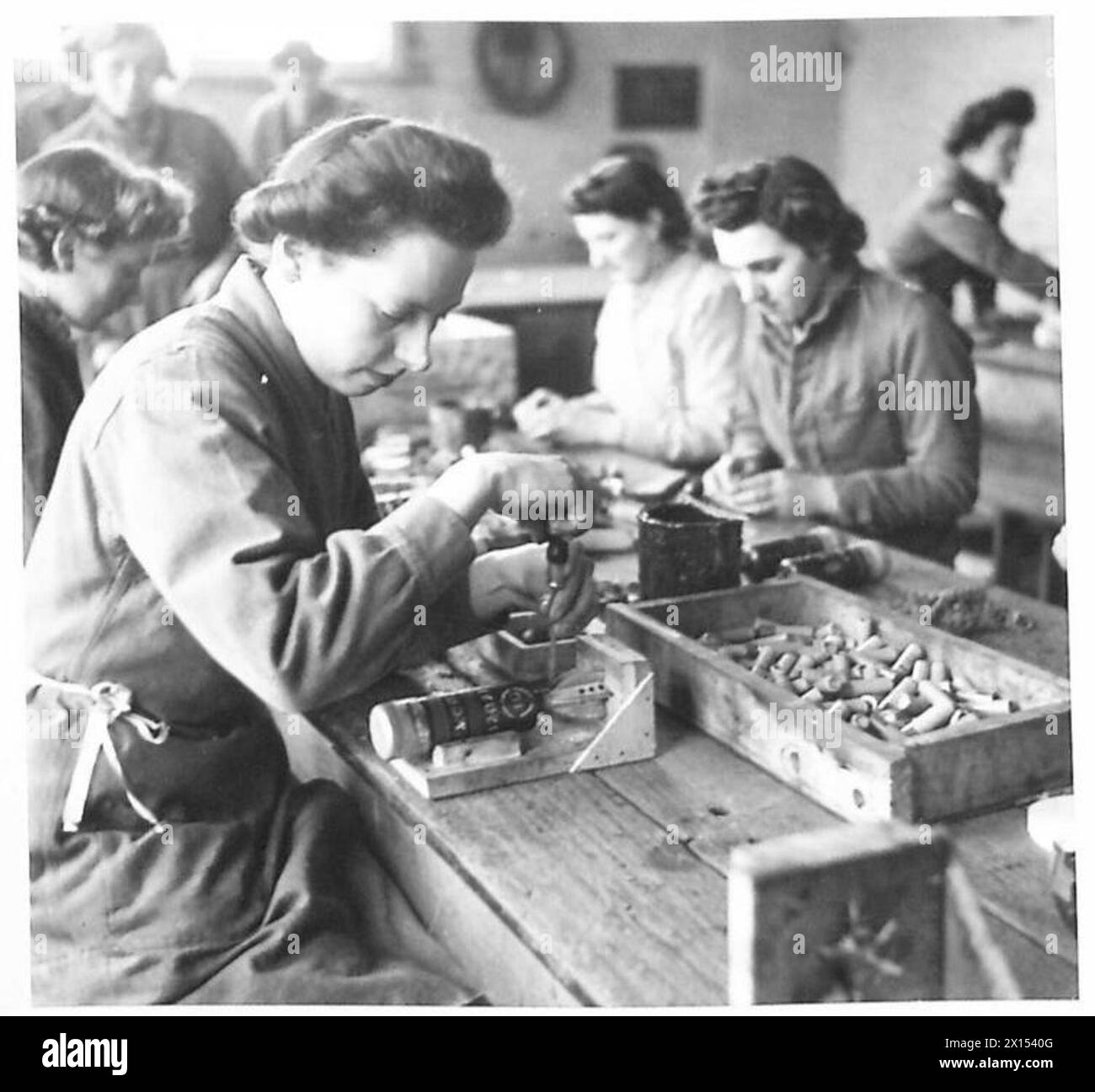 ATS SALVAGE AMMUNITION - Pte. N. Wilford of Market Harborough at work on a 2-inch mortar bomb British Army Stock Photo